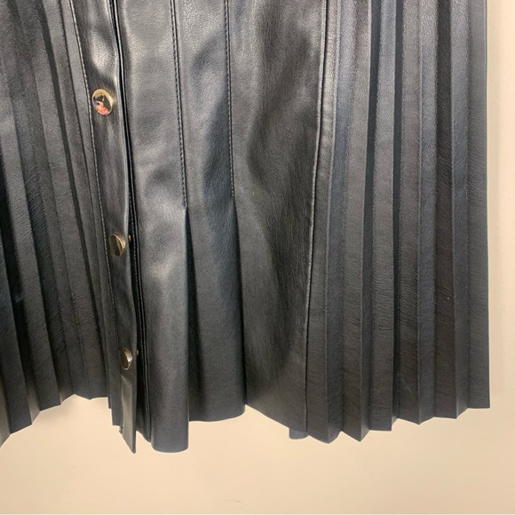 ZARA Vegan Faux Leather Side Gold Button Pleated Skirt - Picture 4 of 13